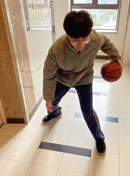 如何通过冥想放松提升篮球比赛中的专注力?_1